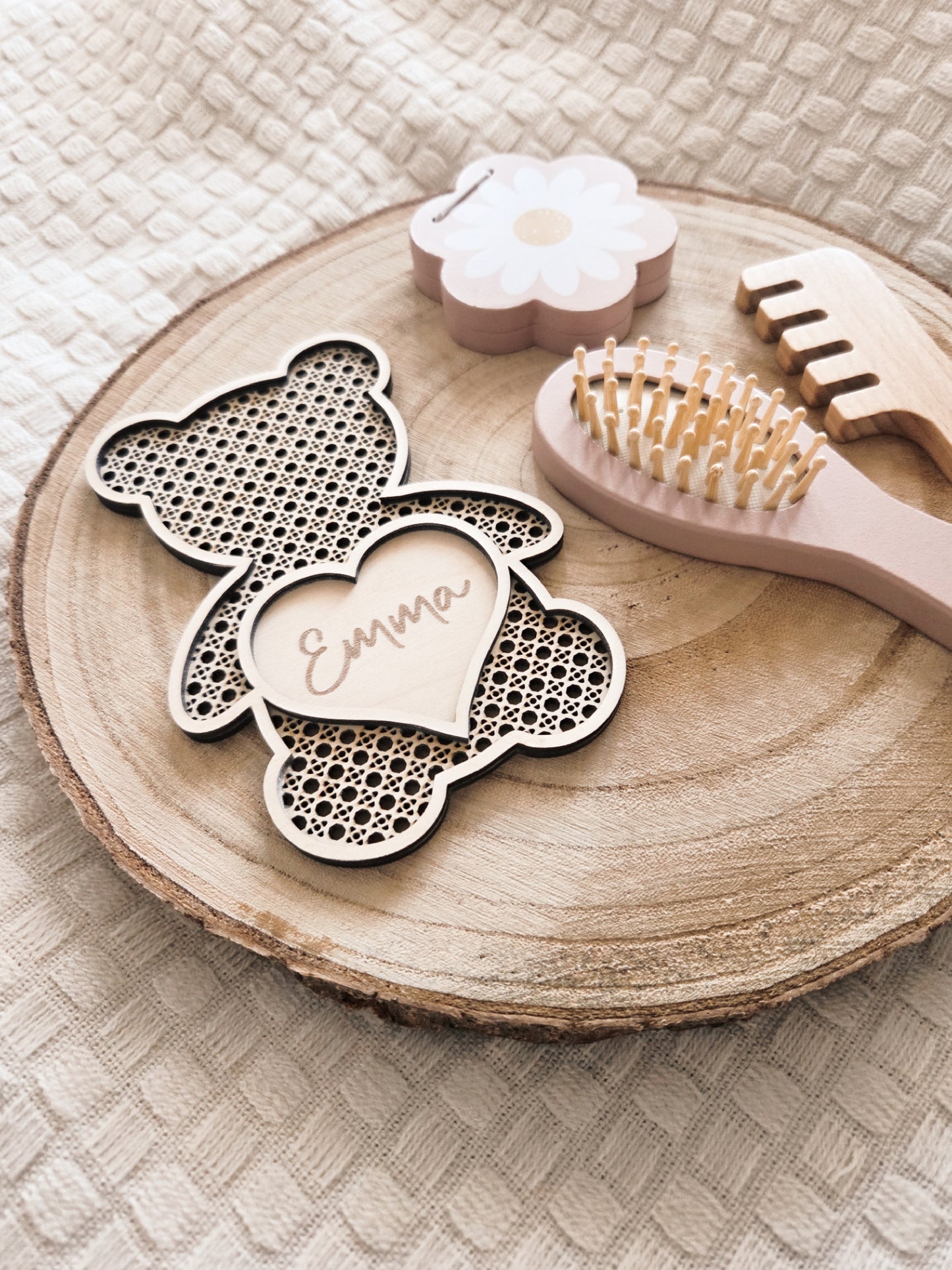 Personalisiertes Bärenschild mit Namen aus Holz