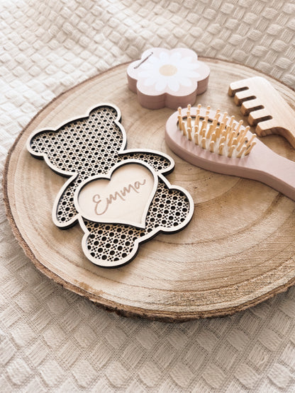 Personalisiertes Bärenschild mit Namen aus Holz