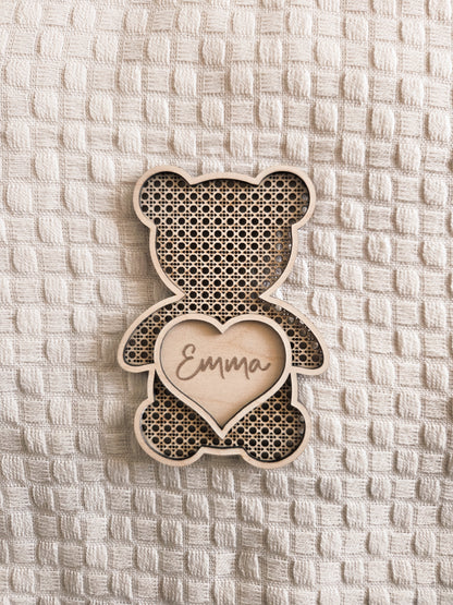 Personalisiertes Bärenschild mit Namen aus Holz