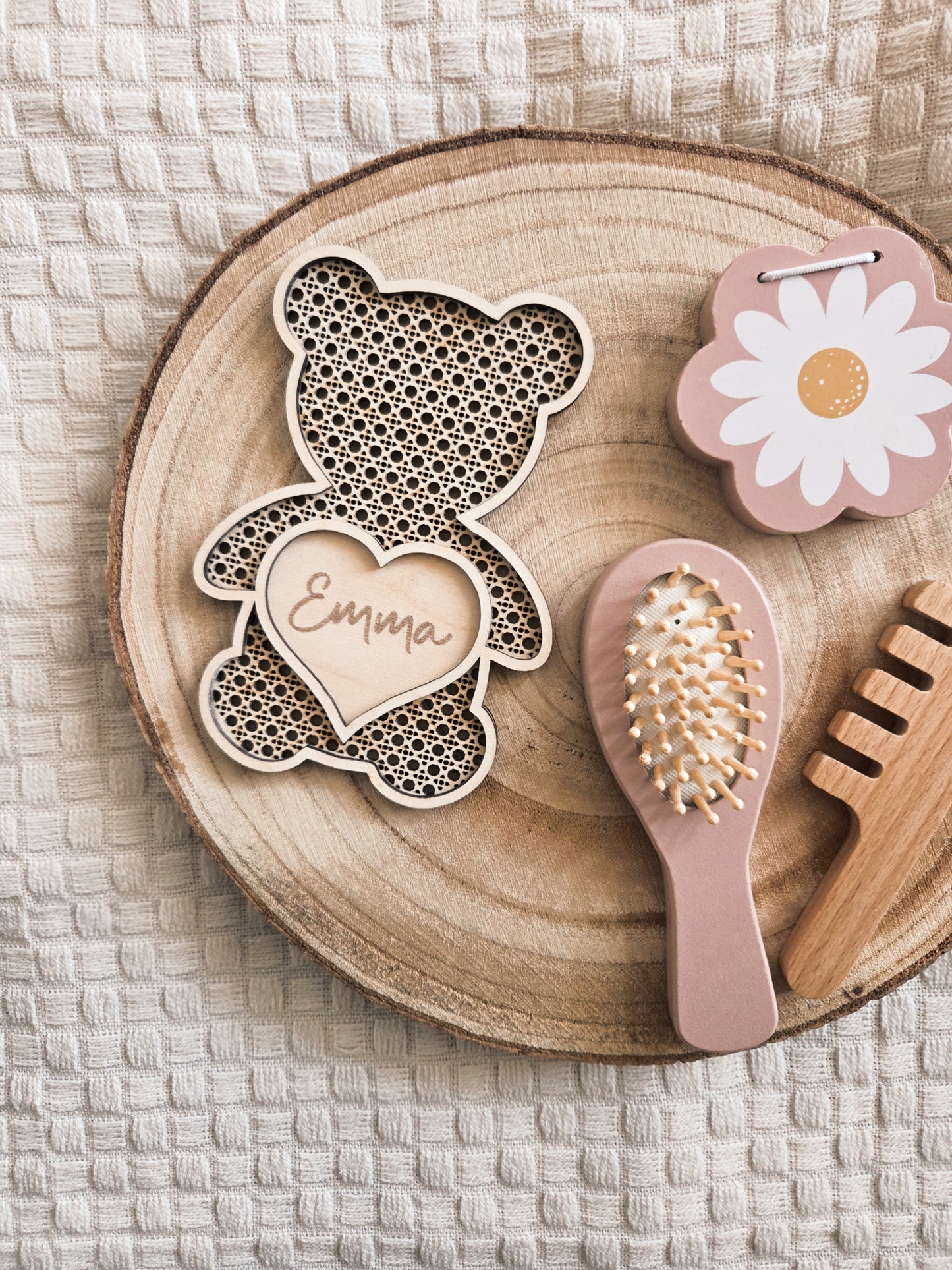 Personalisiertes Bärenschild mit Namen aus Holz