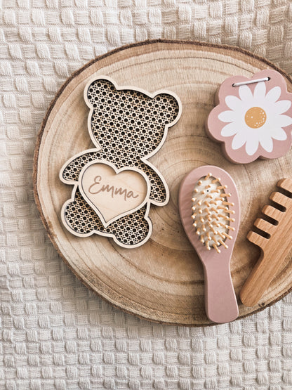 Personalisiertes Bärenschild mit Namen aus Holz