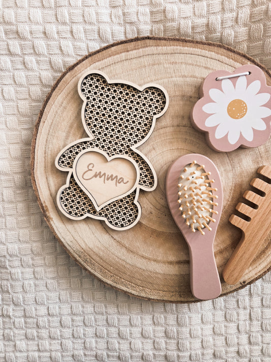 Personalisiertes Bärenschild mit Namen aus Holz