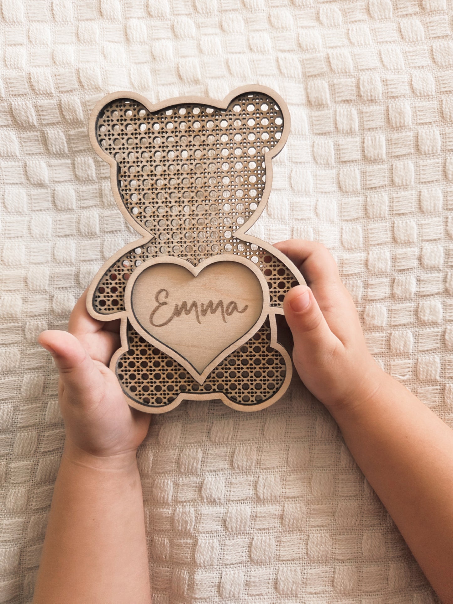 Personalisiertes Bärenschild mit Namen aus Holz