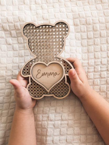 Personalisiertes Bärenschild mit Namen aus Holz