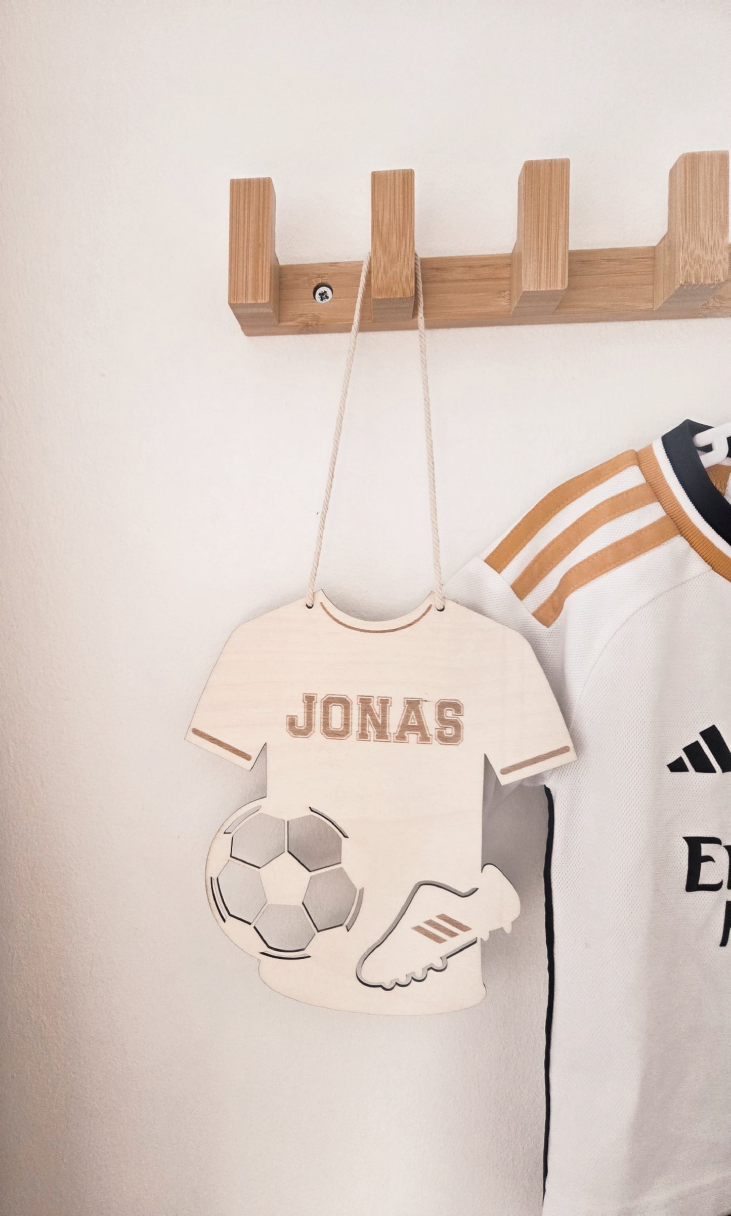 Personalisiertes Trikot aus Holz mit Namen graviert