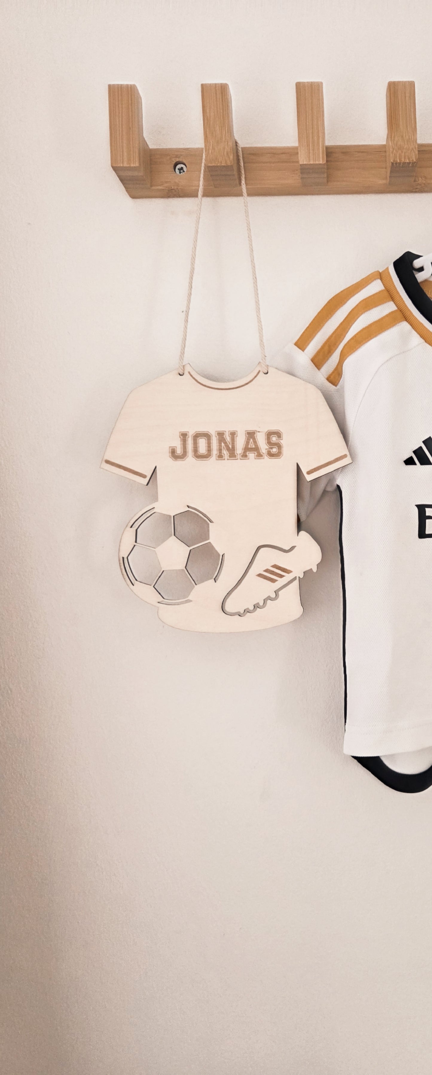 Personalisiertes Trikot aus Holz mit Namen graviert