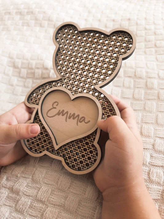 Personalisiertes Bärenschild mit Namen aus Holz