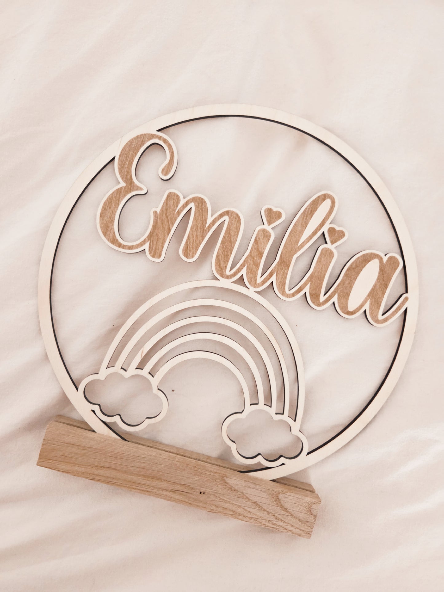 personalisiertes Namensschild aus Holz mit Regenbogen