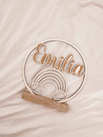 personalisiertes Namensschild aus Holz mit Regenbogen