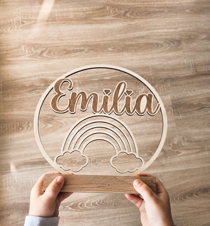 personalisiertes Namensschild aus Holz mit Regenbogen