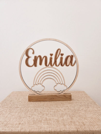 personalisiertes Namensschild aus Holz mit Regenbogen
