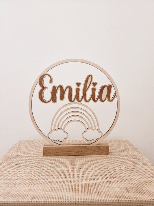 personalisiertes Namensschild aus Holz mit Regenbogen