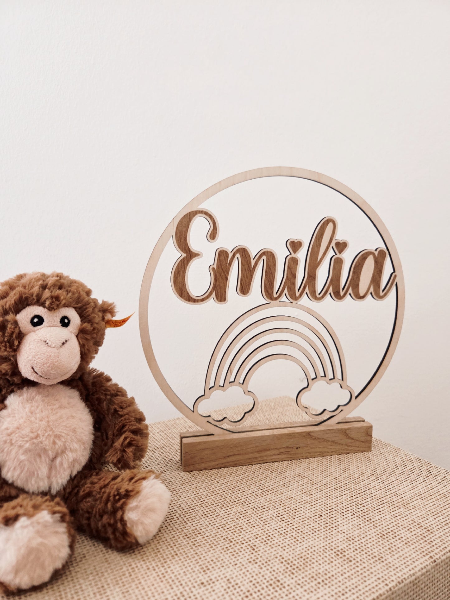 personalisiertes Namensschild aus Holz mit Regenbogen