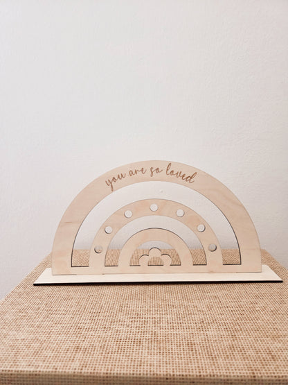 Regenbogenschild aus Holz