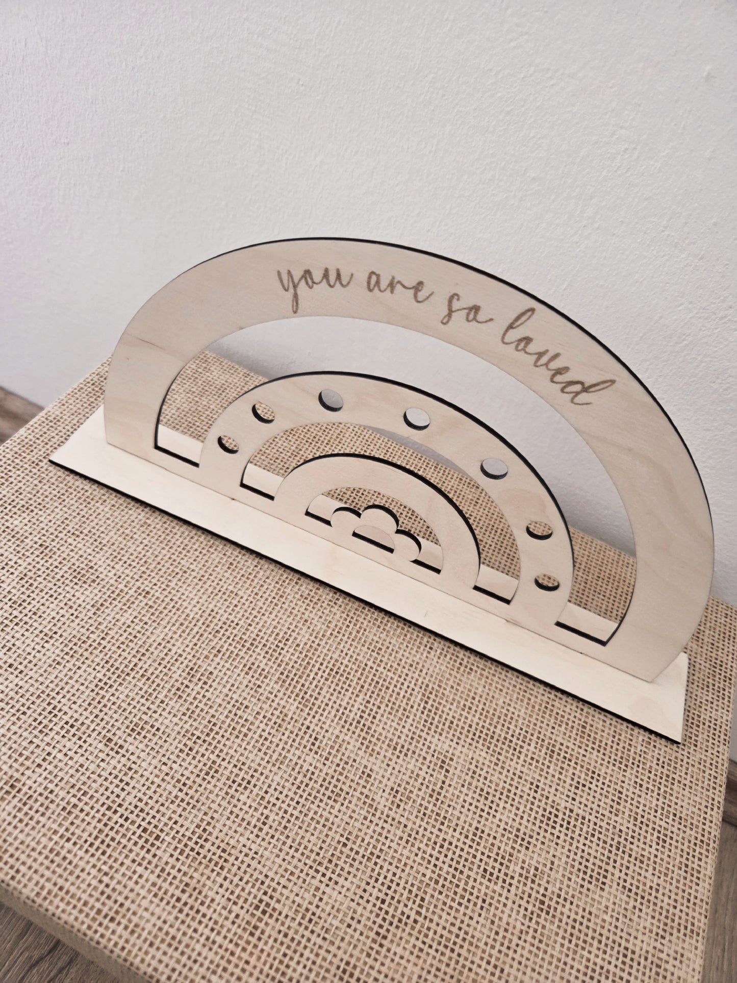 Regenbogenschild aus Holz