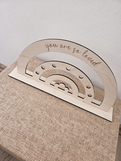 Regenbogenschild aus Holz