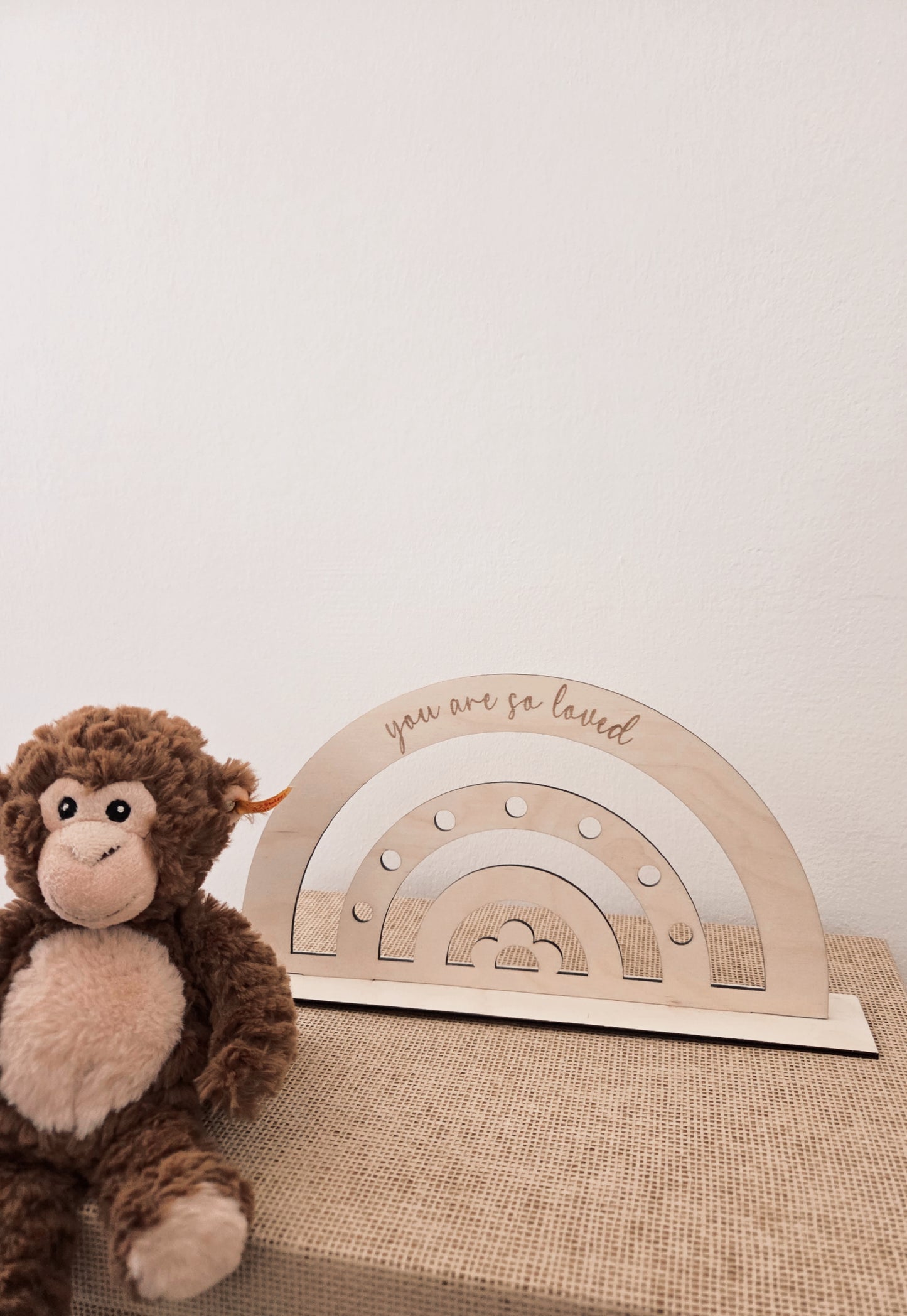 Regenbogenschild aus Holz