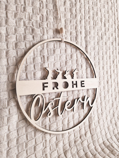 Holzschild „Frohe Ostern“ mit Hasen – natürliche Osterdekoration