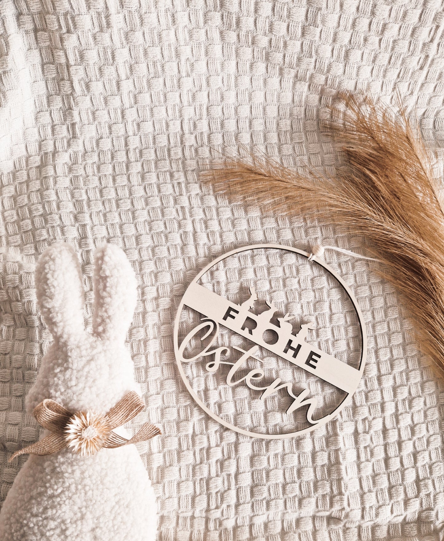 Holzschild „Frohe Ostern“ mit Hasen – natürliche Osterdekoration