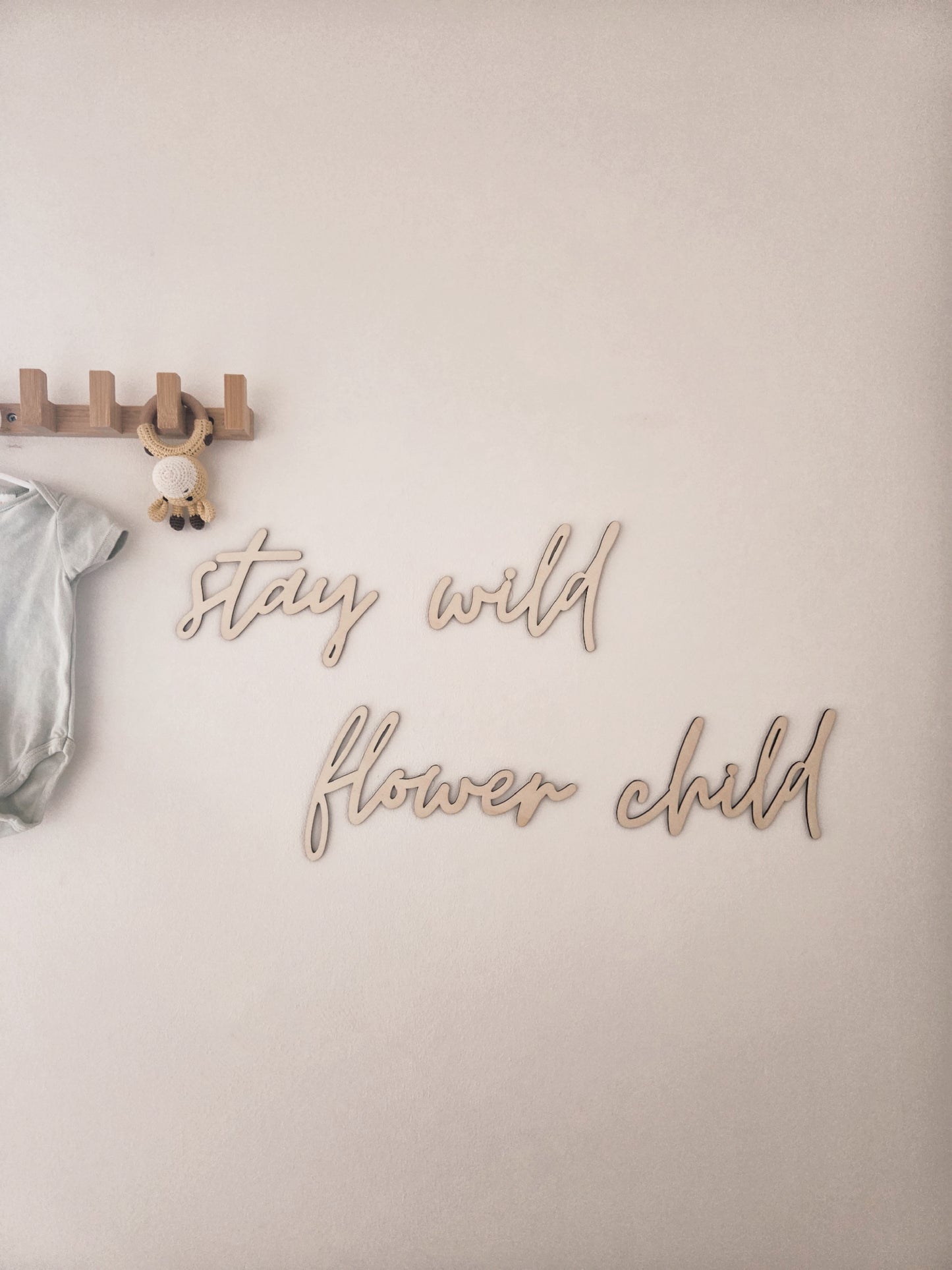 stay wild flower child Schriftzug aus Holz
