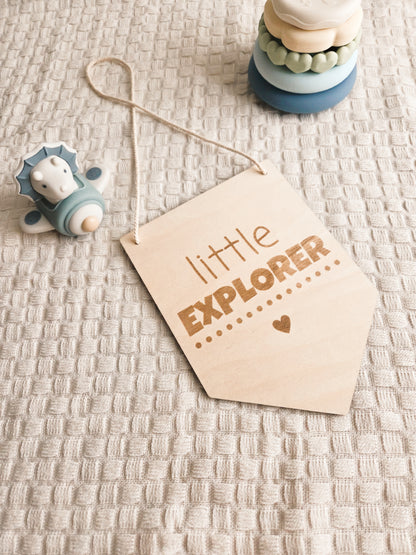 Wimpel aus Holz „Little Explorer“