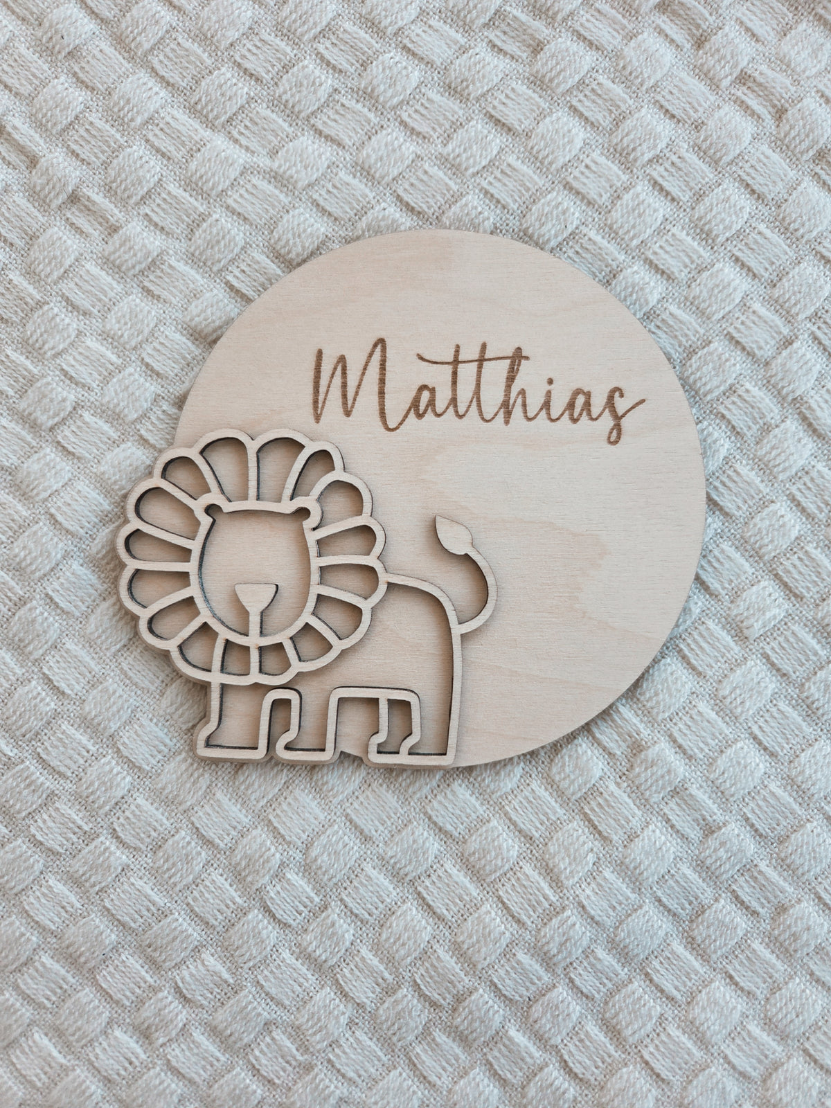 Personalisiertes Holzschild mit Namen – Kinderzimmer Deko mit Löwe oder Giraffe