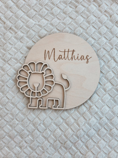 Personalisiertes Holzschild mit Namen – Kinderzimmer Deko mit Löwe oder Giraffe
