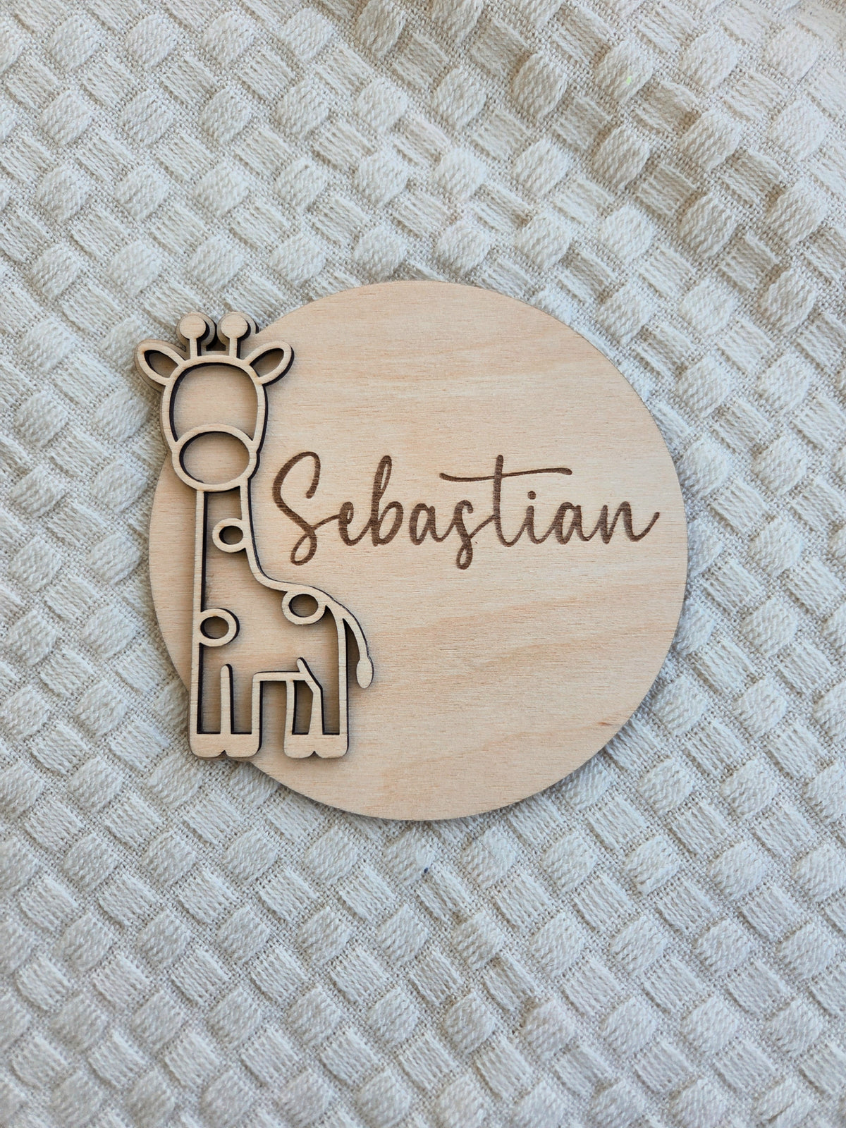 Personalisiertes Holzschild mit Namen – Kinderzimmer Deko mit Löwe oder Giraffe
