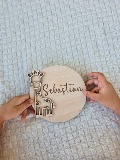 Personalisiertes Holzschild mit Namen – Kinderzimmer Deko mit Löwe oder Giraffe