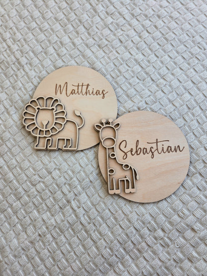 Personalisiertes Holzschild mit Namen – Kinderzimmer Deko mit Löwe oder Giraffe