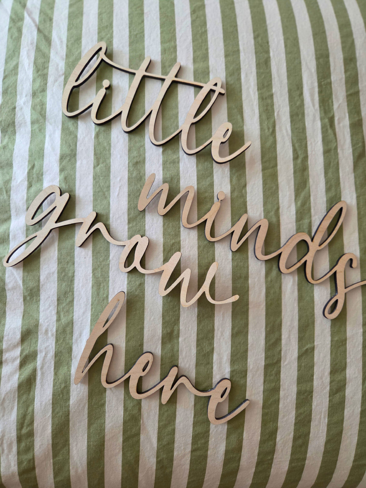Holz Schriftzug „Little mind, grow here“ | Kinderzimmer Deko | Wanddeko aus Holz | Babyzimmer Dekoration | Geschenk zur Geburt