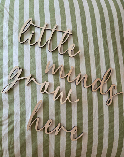 Holz Schriftzug „Little mind, grow here“ | Kinderzimmer Deko | Wanddeko aus Holz | Babyzimmer Dekoration | Geschenk zur Geburt