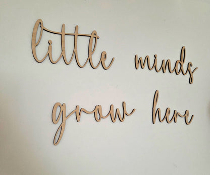 Holz Schriftzug „Little mind, grow here“ | Kinderzimmer Deko | Wanddeko aus Holz | Babyzimmer Dekoration | Geschenk zur Geburt