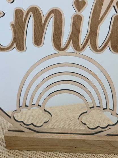 personalisiertes Namensschild aus Holz mit Regenbogen