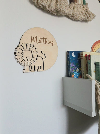 Personalisiertes Holzschild mit Namen – Kinderzimmer Deko mit Löwe oder Giraffe