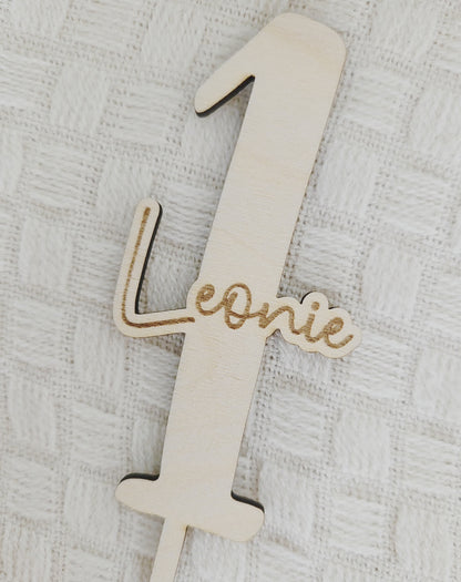 Personalisierte Caketopper Zahl mit Namen graviert