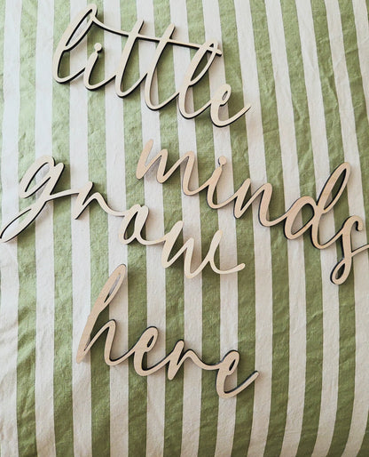 Holz Schriftzug „Little mind, grow here“ | Kinderzimmer Deko | Wanddeko aus Holz | Babyzimmer Dekoration | Geschenk zur Geburt