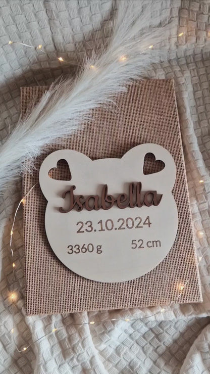 Personalisierte Geburtstafel aus Holz im Bärenstil