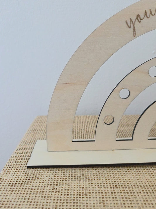 Regenbogenschild aus Holz