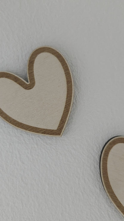 Elefant aus Holz mit Herzen