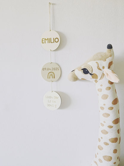 Personalisierte Holzgirlande mit Geburtsdaten und Namen